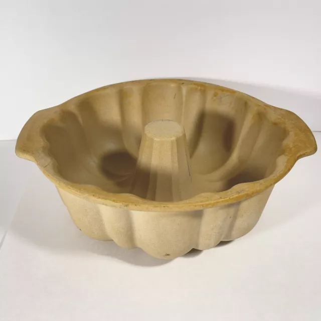 The Pampered Chef  Stoneware 10" Fluted Bundt Pan - Family Heritage Collection