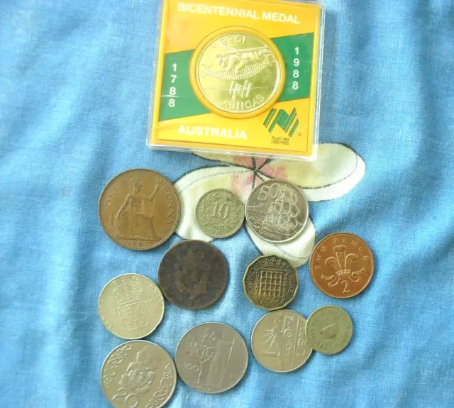 World Bulk Mix 12 Coins, Irish 1822, Aust, NZ, Etc ( G10 )