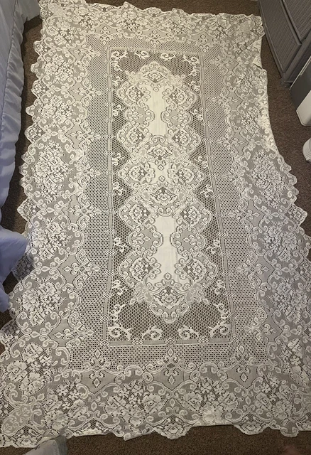 Large Antique lace tablecloth rectangle. In Good Condition For Age.