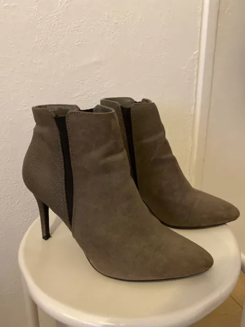 Bottines En Daim Gris Très Classe Pointure 38