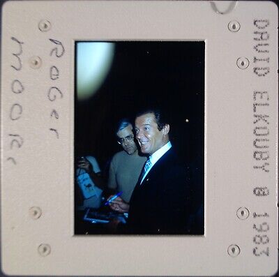 Br8-596 1983 Bond 007 Actor Roger Moore Celebrity Candid Orig 35Mm Color Slide