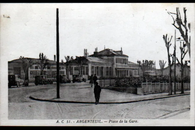 ARGENTEUIL (95) AUTOMOBILES à la GARE animée en 1939