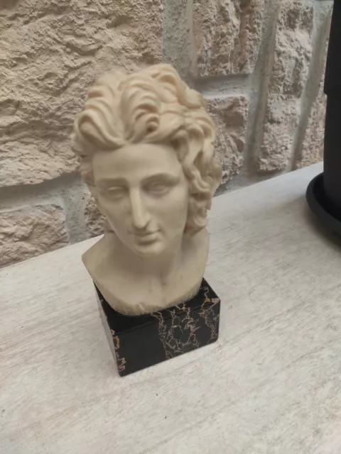 Sculpture femme signé SANTINI numeroté  poudre de marbre blanc socle marbre noir