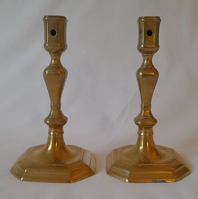 ANCIENNE PAIRE DE BOUGEOIRS EN LAITON 18ème.