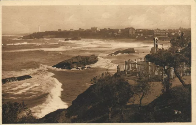 CPA Biarritz " Vue prise de l´Attalaye sur la grande plage et les falaises  "