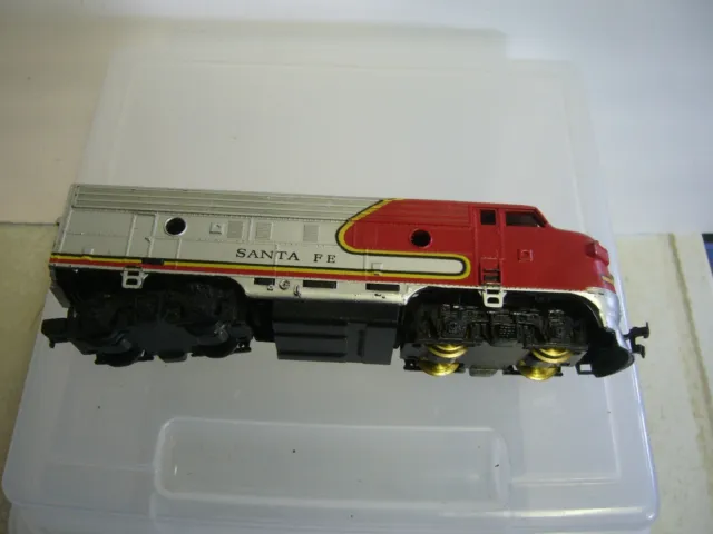 HO Scale Santa Fe Diesel Locomotive Silver/Red