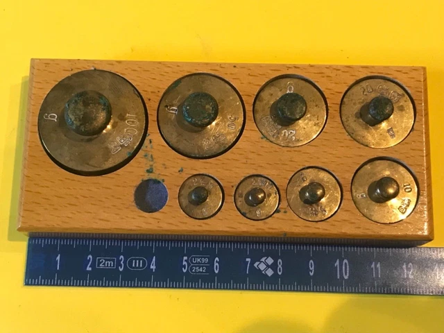 Gruppe Messing Gewichte mit Holzkästchen 1900-70 unvollständig Kaufmann 13cm
