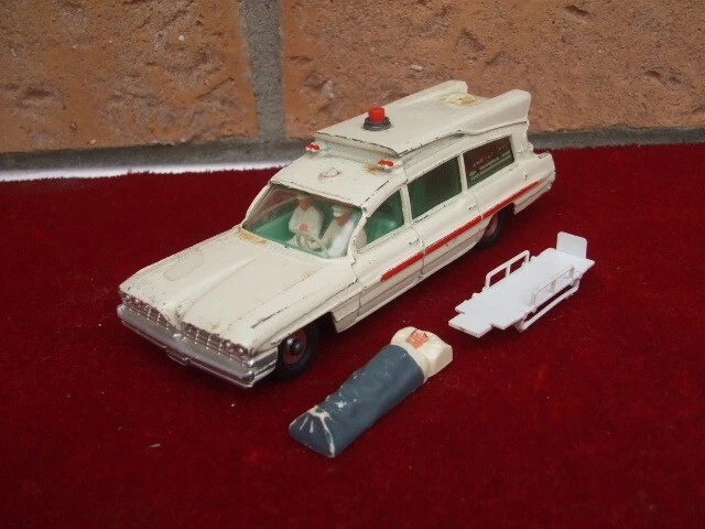 Voiture ambulance Superior Criterion ed Dinky Toys made in England par Meccano