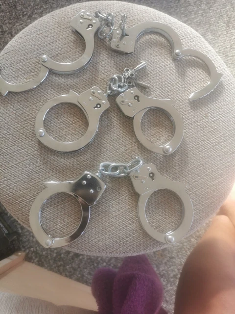 Buying 1 x Discreet HANDCUFFS SOLID ROBUST With GENUINE KEYS good Quality. Cruf