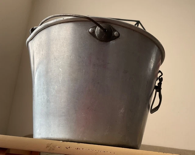 Colador de cubos de leche vintage de aluminio antiguo granja