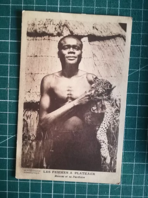 uu26 CPA circa 1940 Afrique jeune homme Moussa et sa panthère