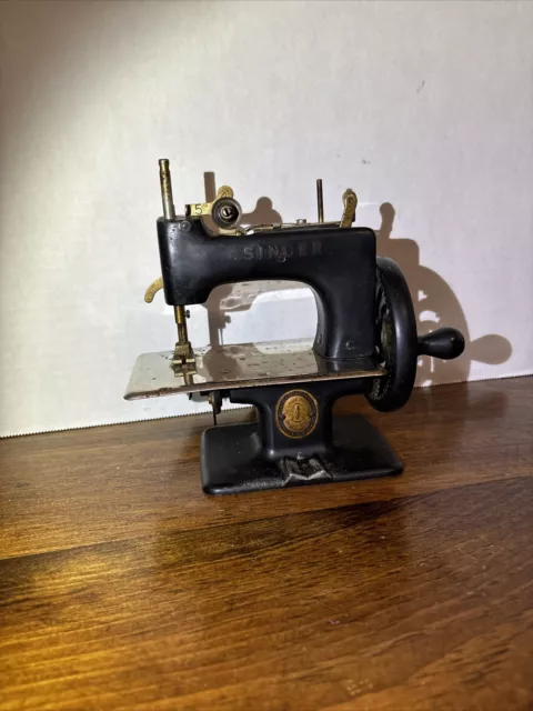 Vintage Singer Sewing Machine 20-10 Black Mini Salesman Sample Hand Crank Vtg