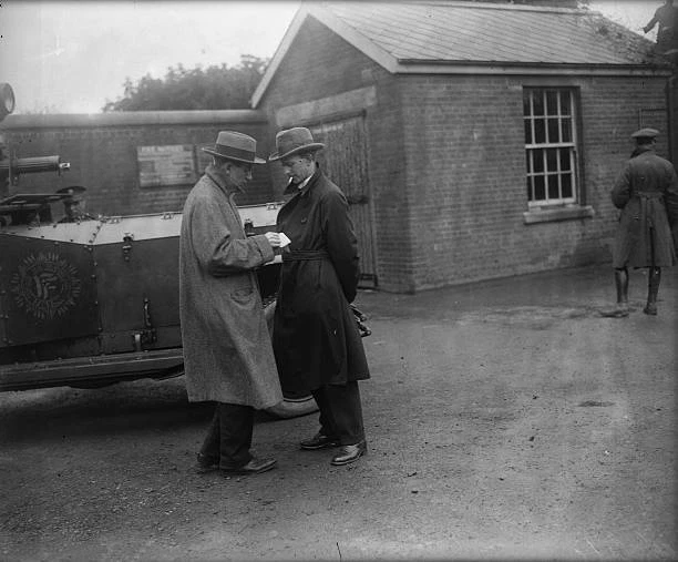 OLD PHOTO IRELAND 1922 Irish Republican Army Colonel Duffy Occupies The