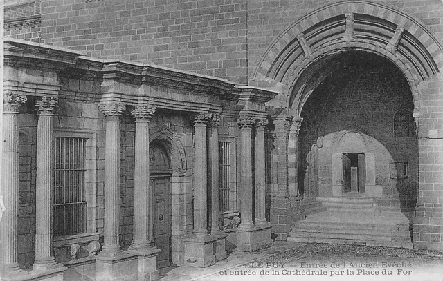 le PUY - entrée de l'ancien Evêché - entrée de la cathédrale par la place du For