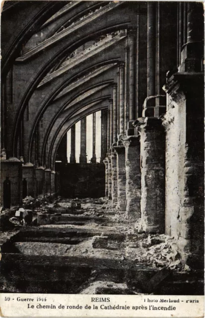 CPA MILITAIRE Reims-Le chemin de ronde de la Cathédrale (315837)