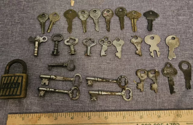 27 Old Keys Skeleton Clock Pancake Padlock Flat + 1 lock Junk