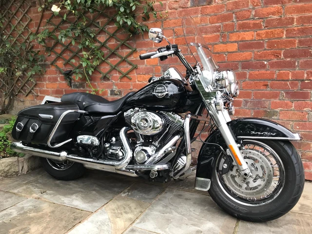 2010 HARLEY DAVIDSON ROAD KING CLASSIC