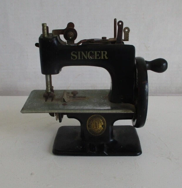 VINTAGE ANTIQUE MINI Singer Sewing Machine Child’s Toy Cast Iron Black
