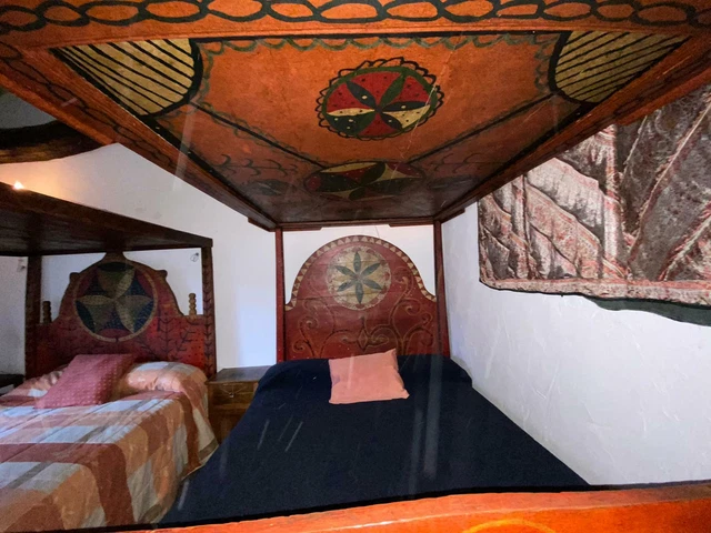 Cama vasca antigua con dosel - madera policromada - Fuenterrabía Guipúzcoa - 2