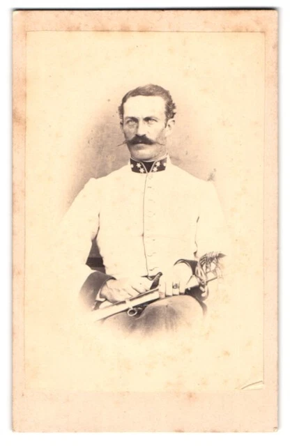 Fotografie unbekannter Fotograf und Ort, K. K. Soldat in Uniform mit zwei Stern