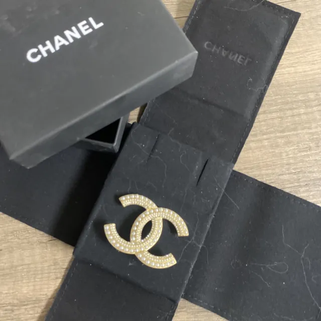 CHANEL Authentic pearl brooch