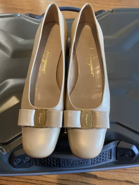 Salvatore Ferragamo Bow Gold Shoes Women’s Size 9