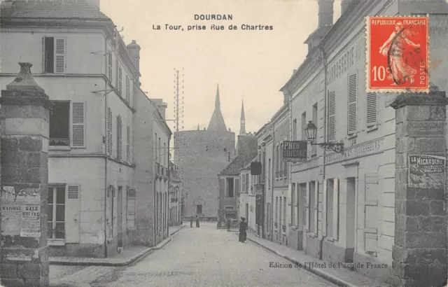 CPA 91 DOURDAN LA TOUR PRISE DE LA RUE DE CHARTRES (cliché rare