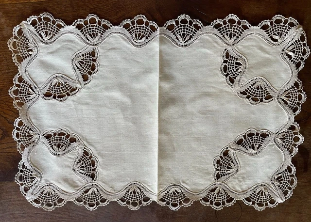 NAPPERON RECTANGULAIRE BLANC BRODERIE OISEAUX BLEUS ANCIEN DENTELLE