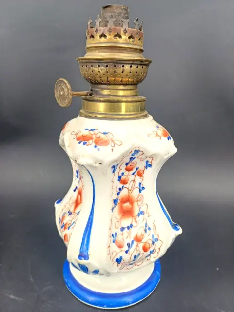 LAMPE A PETROLE EN FAIENCE / PORCELAINE XIXème BABECHE KOSMOS