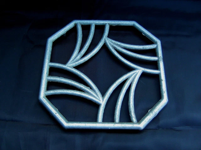 Ancien dessous de plat vintage en aluminium en forme de losange à formes géométriques - Arts de la table