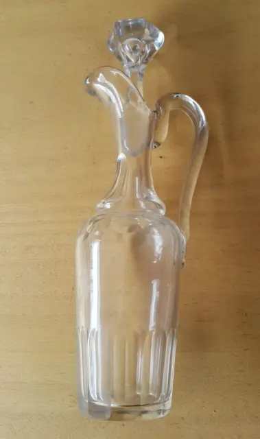 Ancienne carafe en verre avec son bouchon verre et bec verseur