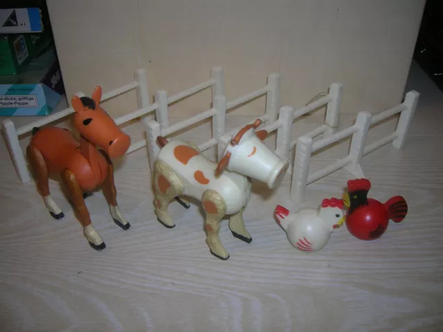 Vier alte Kunststoff Bauernhof Tiere: Pferd , Kuh & 2 Hühner , VINTAGE um 1975