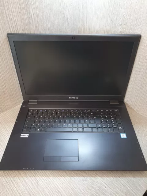 Terra Mobile 1715 Intel i5-8250U @ 1.8GHz 8GB DDR4 256GB SSD Grade B EI2703