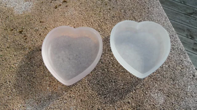 2 beaux vide poche en verre rose et blanc en forme de cœur vintage années 60.