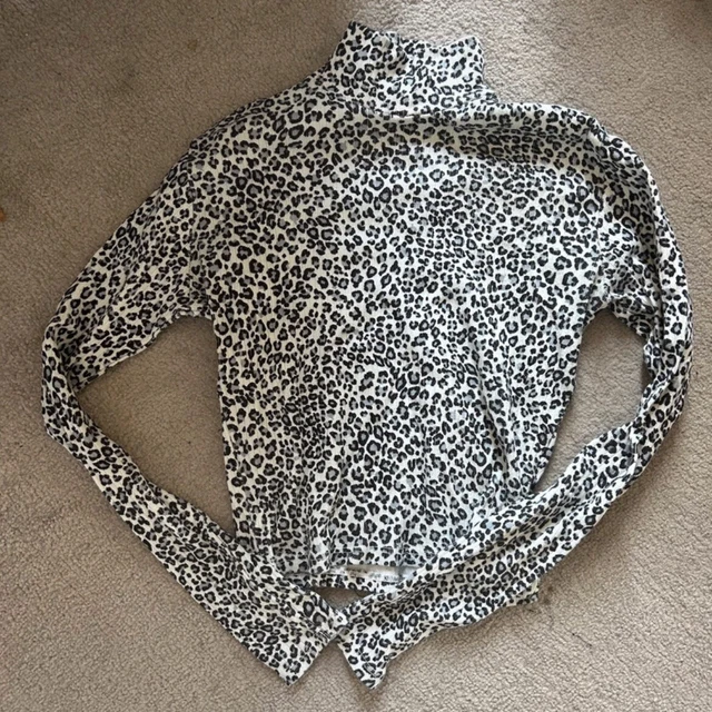 Brandy melville on sale leopard turtleneck