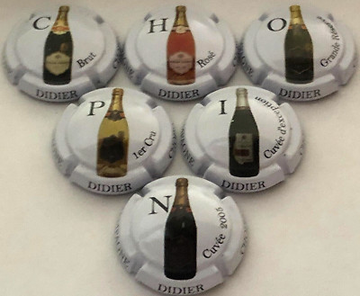série de 8. à 8e. Julien Capsule de champagne CHOPIN Julien fond rose 