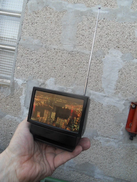 Poste radio portable pocket FM forme télé TV Televiseur decor gratte ciel