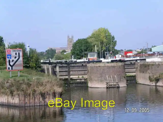 Photo 6x4 Diglis river locks Worcester The locks on the Severn just south c2005