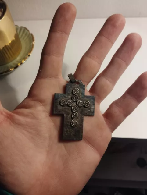 Belle croix Pendentif en métal argenté et martelé Style Jean Després année 60 3