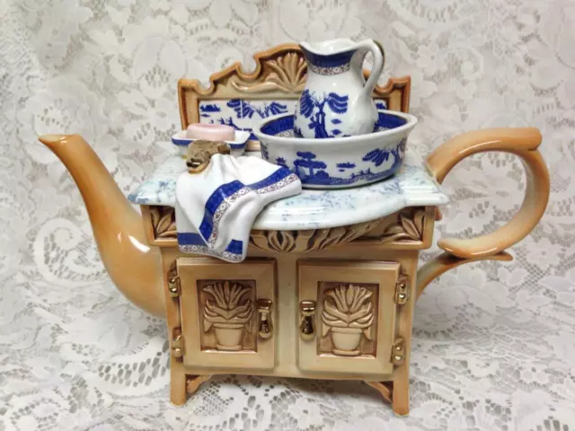 Royal Doulton, Cardew Design, Blue Willow XL Figural Teapot 11.5inx8.5inx5.5in