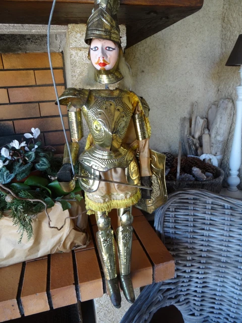 Marionnette italienne représentant un chevalier en armure... - 73447848