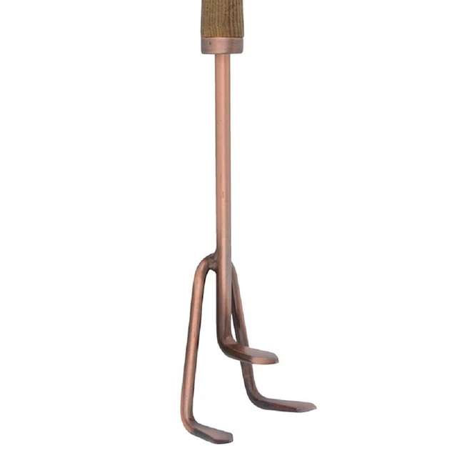 Rastrello Per Allentare Il Terreno E Raccogliere Le Foglie. Attrezzi Da Giardino, Un Simbolo Dell Autunno Elemento Decorativo Con Contorno Doodle Disegno A Mano Flat Des Image469022299