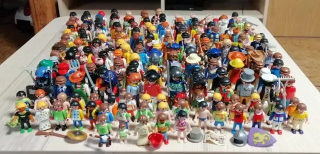 Etwa 180 verschiedenste Playmobil-Figuren mit Zubehör und Gegenstände-Konvolut