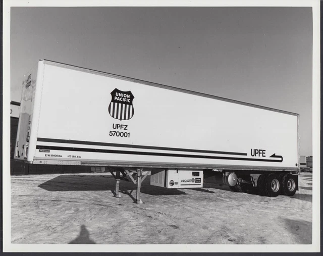 Union Pacific Railroad Fruehauf Piggy-Back Trailer UPFE UPFZ 570001 photo