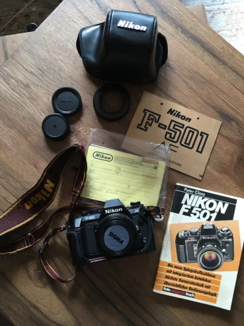 Nikon F-501 AF Kamera Objektiv 35mm Autofokus Spiegelreflexkamera viel Zubehör 