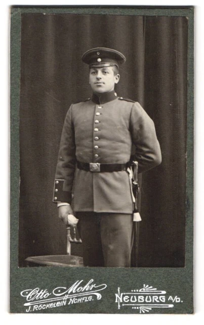 Fotografie Otto Mohr, Neuburg a. D., Portrait Soldat in Uniform mit Bajonett un