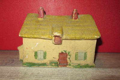 DC ? 10,5CM DE HAUT MADE IN FRANCE CABANE OU CHAUMIERE EN COMPO ANCIENNE 