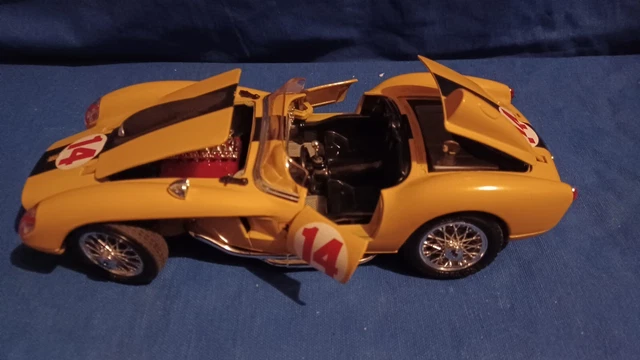 Burago 1/18 – Ferrari 250 Testa Rossa 1957 (rouge, Siège Marron) – Rare !