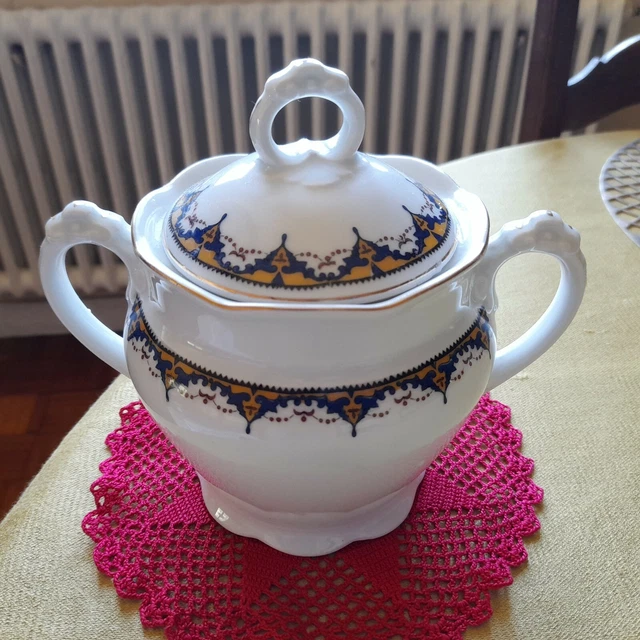ANCIENNE PETITE TASSE Porcelaine De Limoges Blason Chantilly Decor De