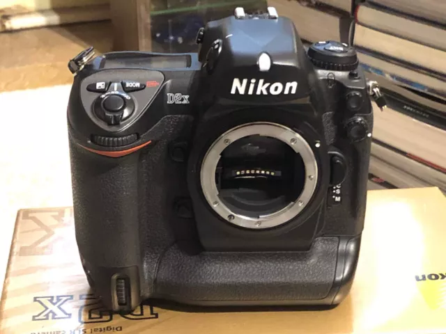 Nikon D2X mint in box 8433 shots ONLY